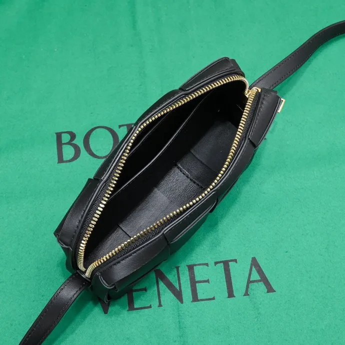 Batch 1120 Lazy and casual is the ultimate meaning of relaxation. Brick cassette has a unique quiet power, which is fashionable without losing aura🧩Classic weaving and neutral style can create a casual and high-end texture. The shoulder strap is adjustable and can be worn on one shoulder or under the armpit, and can be worn as a crossbody at will. Although it is a small size, it can actually hold a lot of belongings, and it is also very light~ This travertine green version of mine feels like it has given spring new vitality🍃 I will grab the versatile item first! Style number: 6816# Size: 18*9*3.5cm